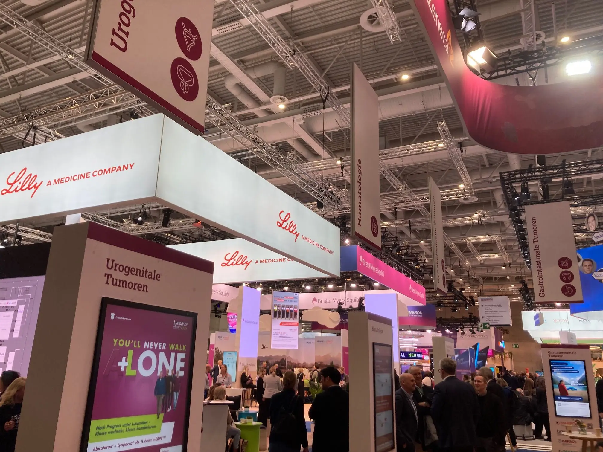 Krebskongress 2026 Messehalle mit vielen Lichtern und Lilly Branding leuchtend