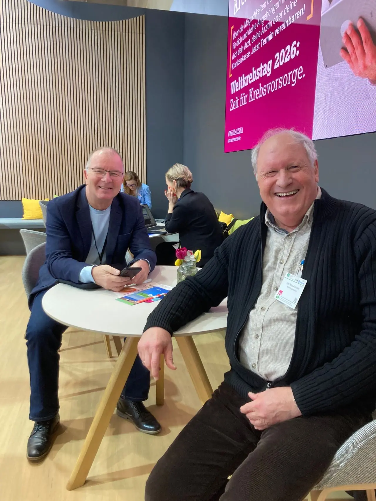 Krebskongress 2026 mit zwei Herren an einem Tisch sitzend