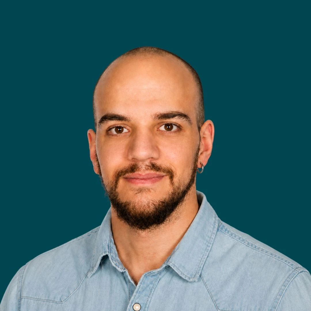 Teammitglied Georgios mit blauem Hintergrund